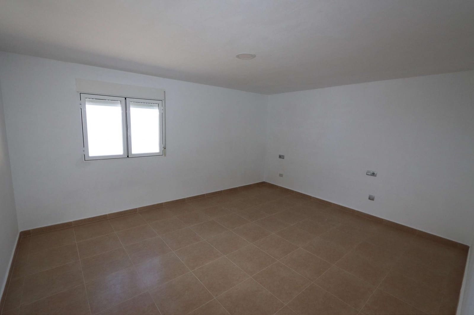 11 slaapkamer Commercieel te koop in Fortuna met zwembad garage - € 360.000 (Ref: 10037806)