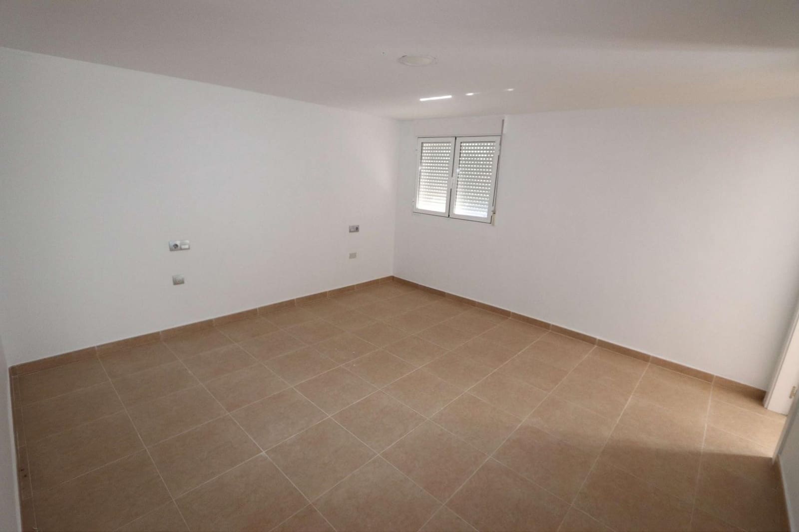 11 slaapkamer Commercieel te koop in Fortuna met zwembad garage - € 360.000 (Ref: 10037806)
