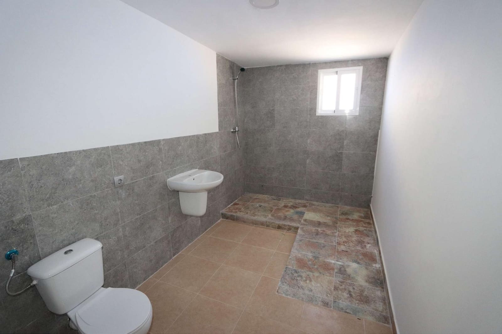 11 slaapkamer Commercieel te koop in Fortuna met zwembad garage - € 360.000 (Ref: 10037806)