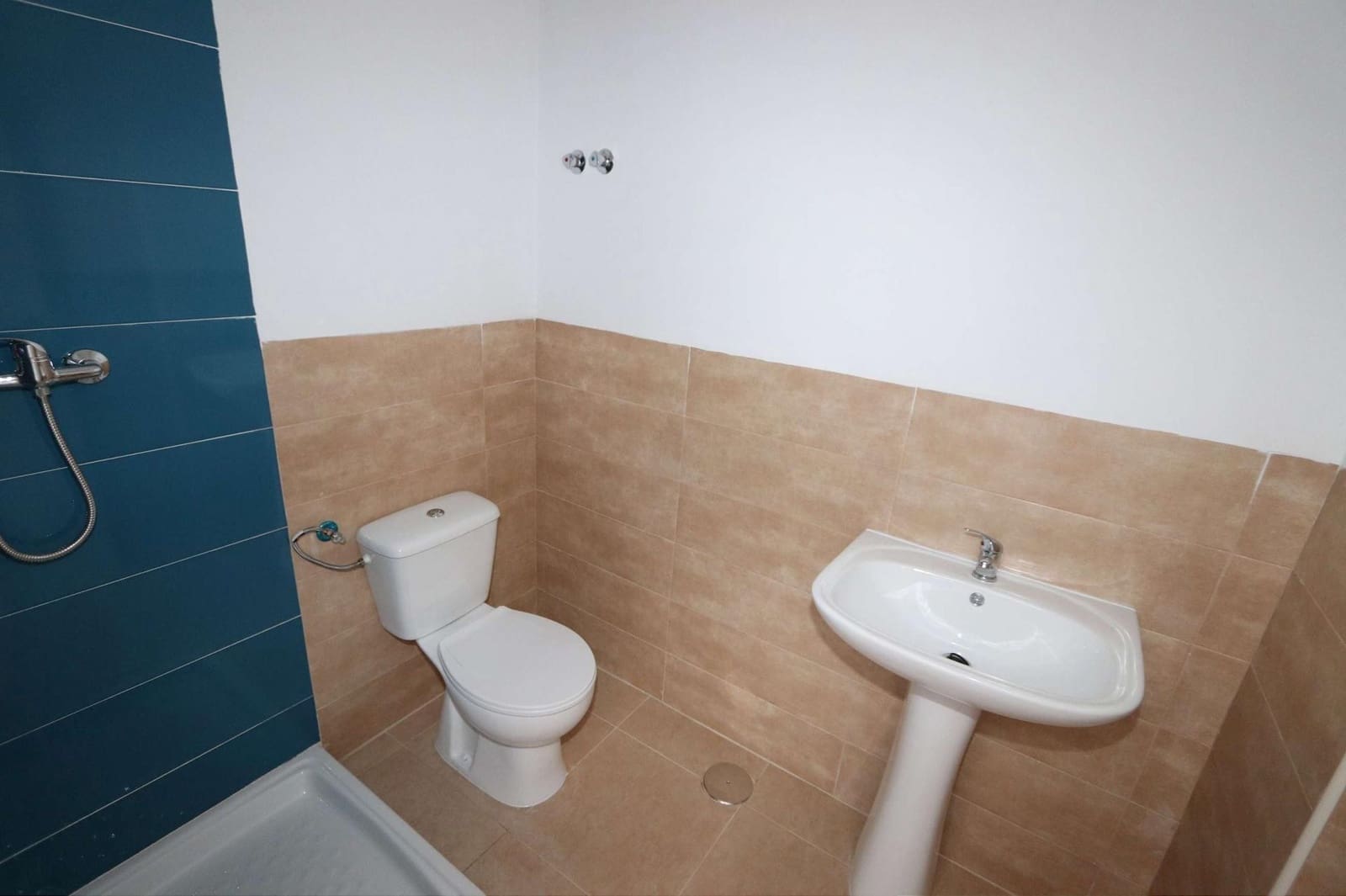 11 slaapkamer Commercieel te koop in Fortuna met zwembad garage - € 360.000 (Ref: 10037806)