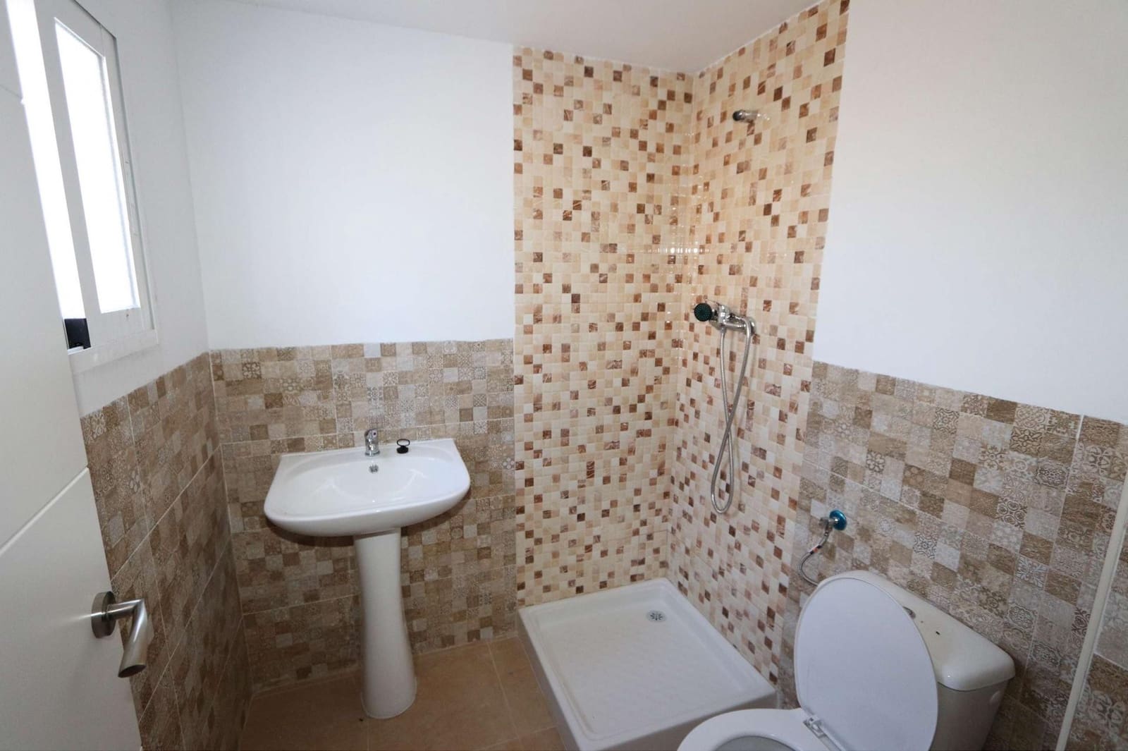 11 slaapkamer Commercieel te koop in Fortuna met zwembad garage - € 360.000 (Ref: 10037806)