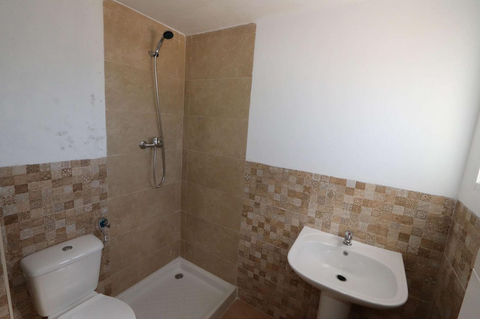 11 slaapkamer Commercieel te koop in Fortuna met zwembad garage - € 360.000 (Ref: 10037806)
