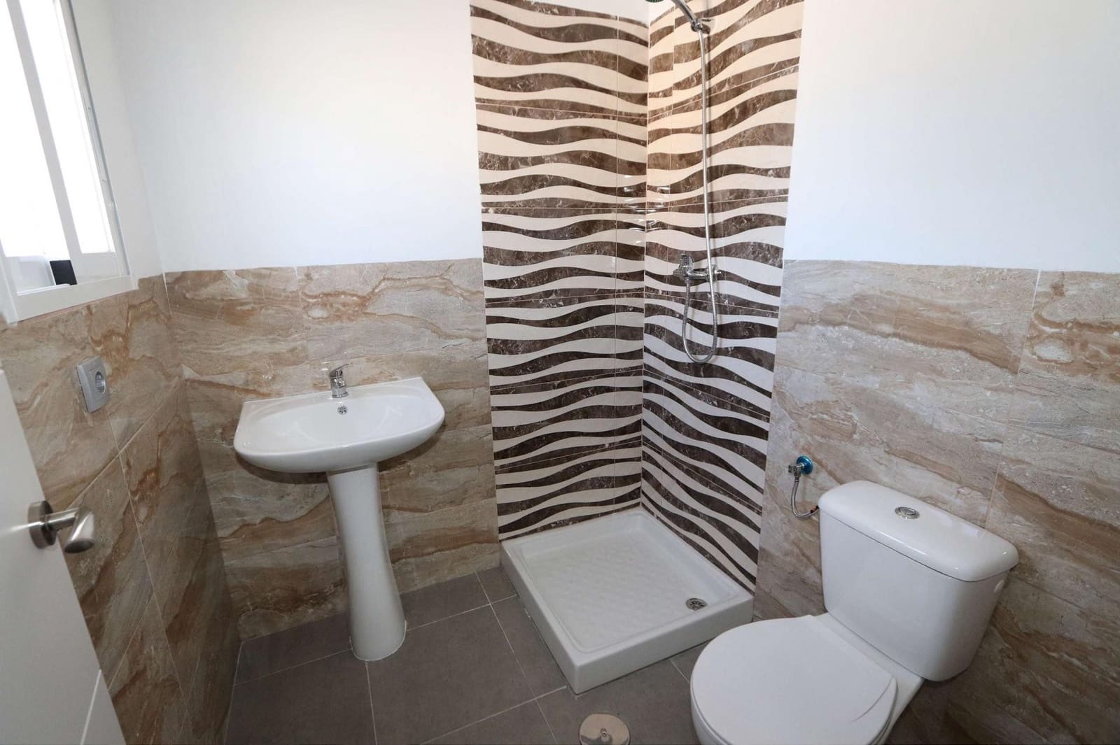11 slaapkamer Commercieel te koop in Fortuna met zwembad garage - € 360.000 (Ref: 10037806)