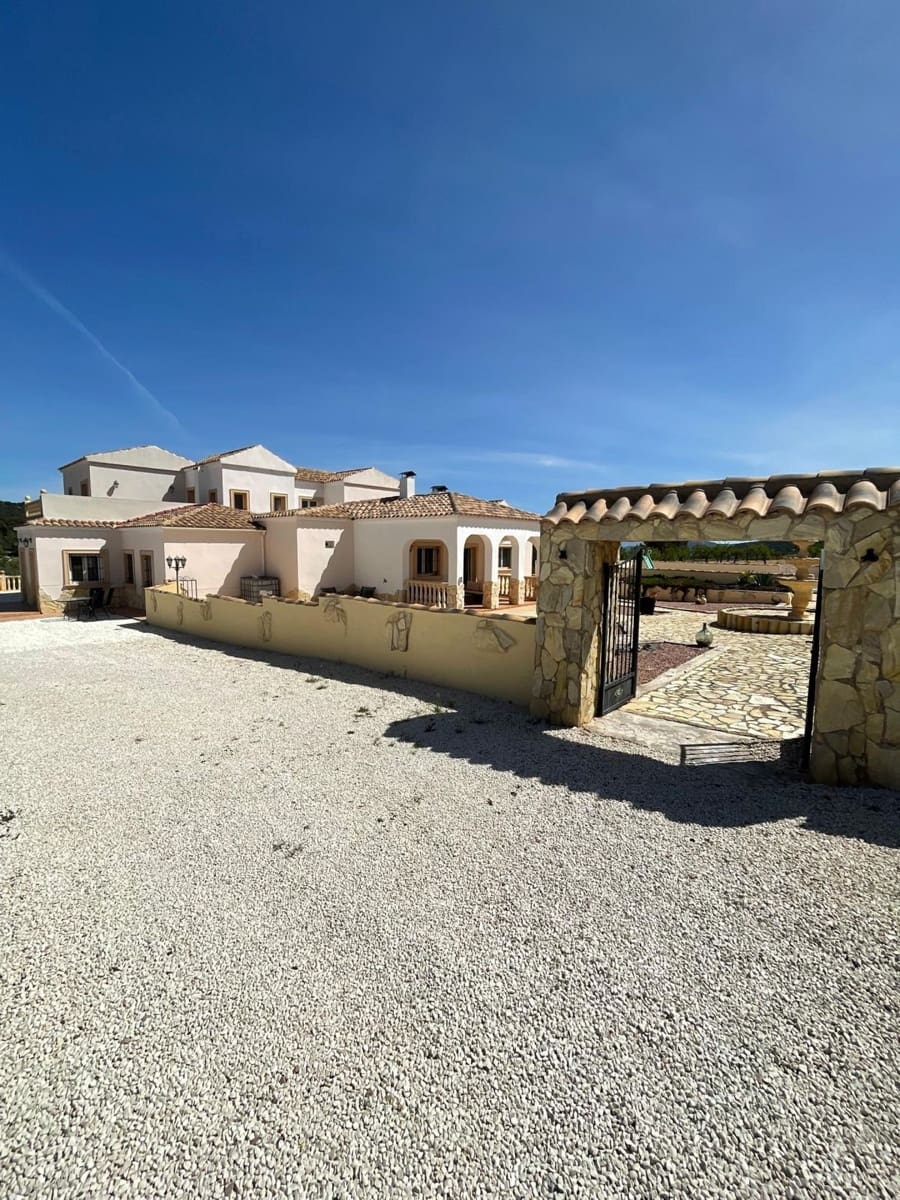 6 bedroom Villa for sale in Encebras with pool - € 649,995 (Ref: 10049901)