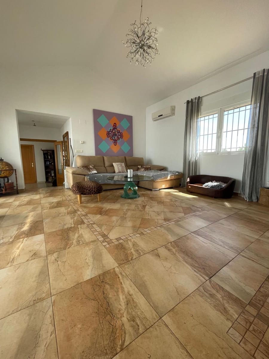 6 bedroom Villa for sale in Encebras with pool - € 649,995 (Ref: 10049901)
