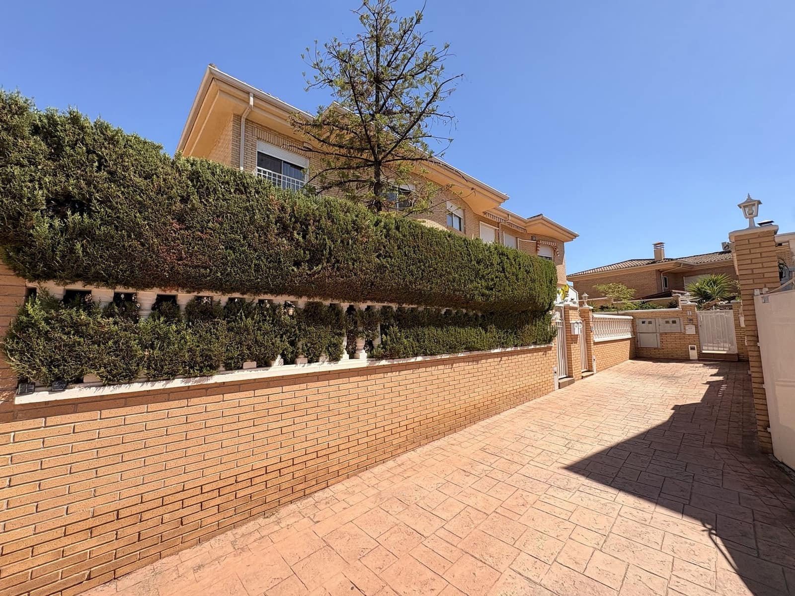 4 slaapkamer Halfvrijstaande villa te koop in Petrel / Petrer met garage - € 259.995 (Ref: 10077567)