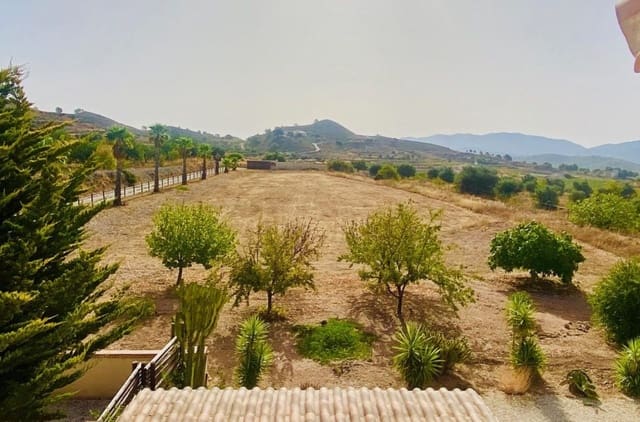Chalet de 4 habitaciones en La Canalosa, Hondón de las Nieves en venta con piscina garaje - 545.000 € (Ref: 10085445)