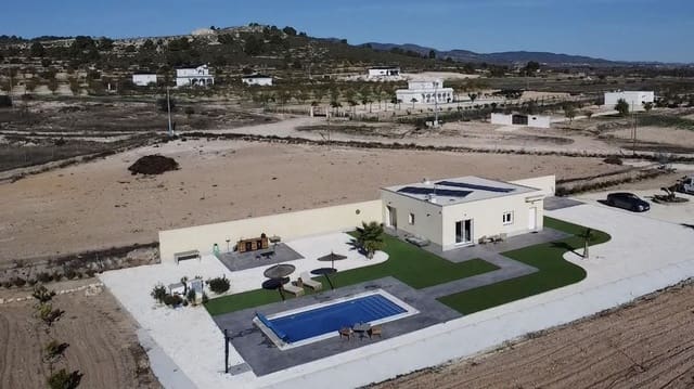 Chalet de 2 habitaciones en Pinoso en venta con piscina - 389.995 € (Ref: 10172252)