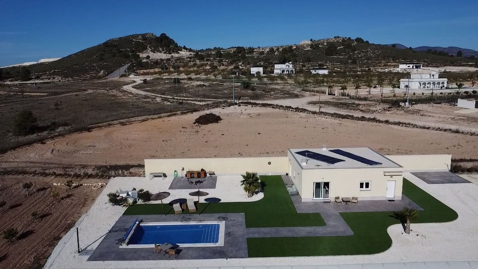 Chalet de 2 habitaciones en Pinoso en venta con piscina - 389.995 € (Ref: 10172252)