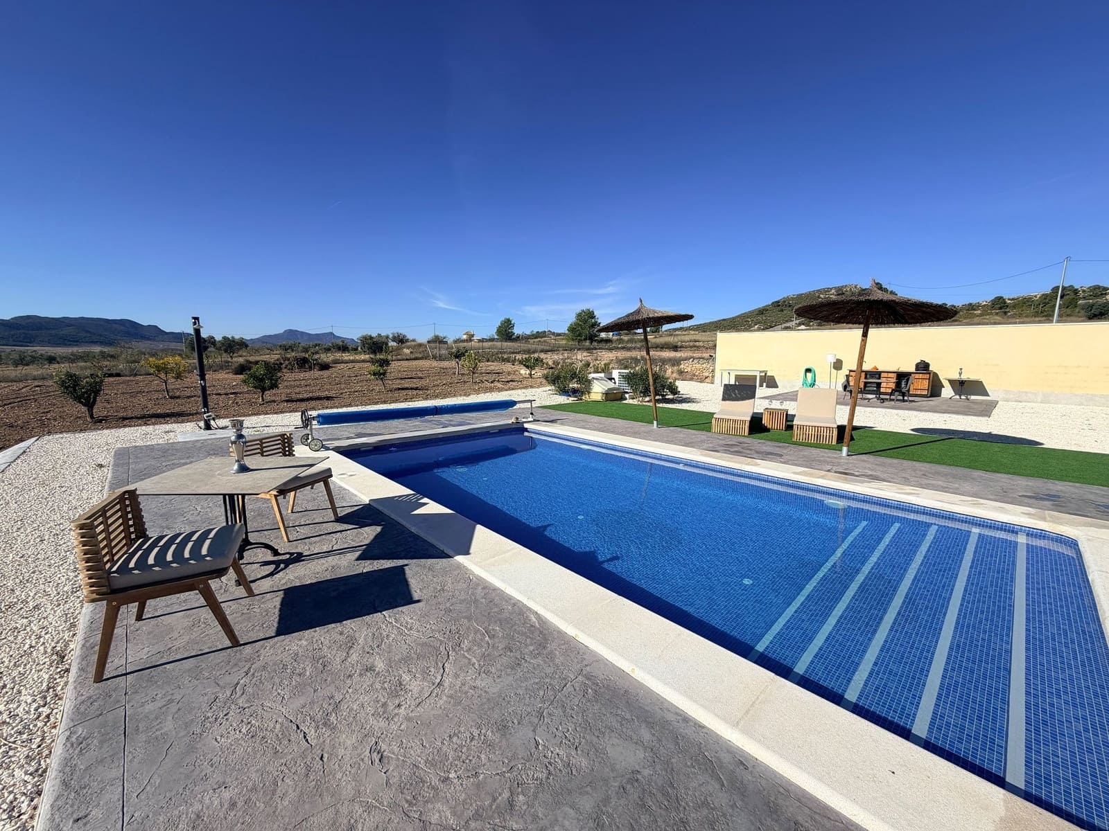 Chalet de 2 habitaciones en Pinoso en venta con piscina - 389.995 € (Ref: 10172252)