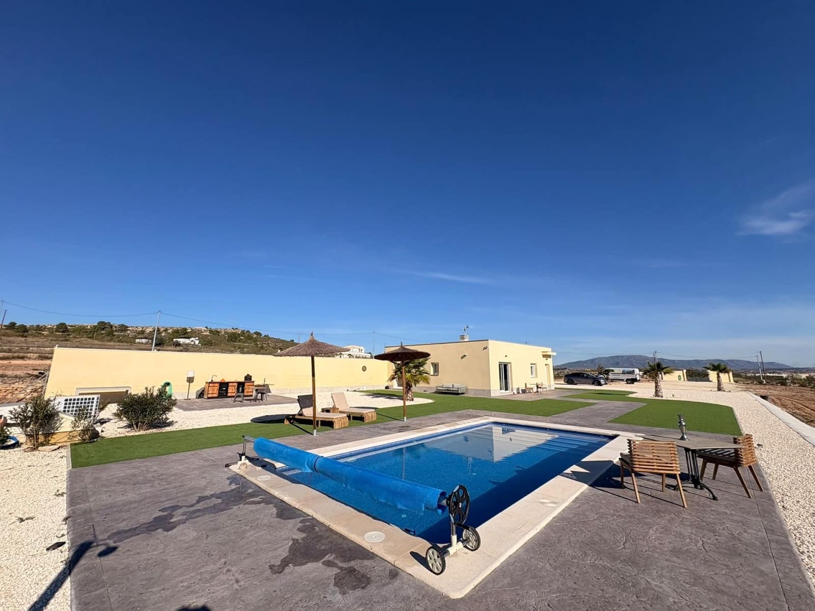 Chalet de 2 habitaciones en Pinoso en venta con piscina - 389.995 € (Ref: 10172252)
