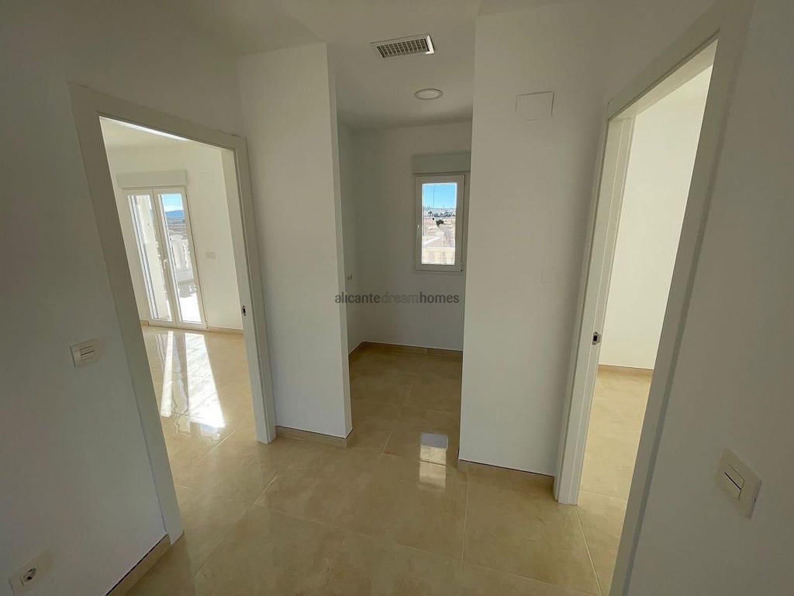 6 slaapkamer Villa te koop in Pinoso met garage - € 611.000 (Ref: 1984314)