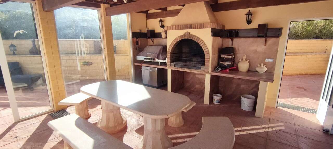 3 bedroom Villa for sale in Pinoso with pool - € 399,995 (Ref: 2502406)