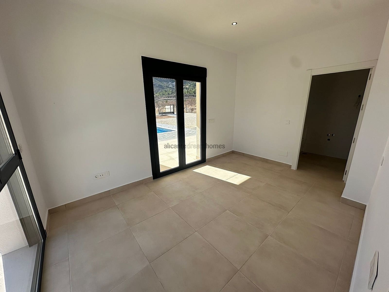 3 soverom Villa til salgs i El Canton med svømmebasseng garasje - € 385 000 (Ref: 2583621)