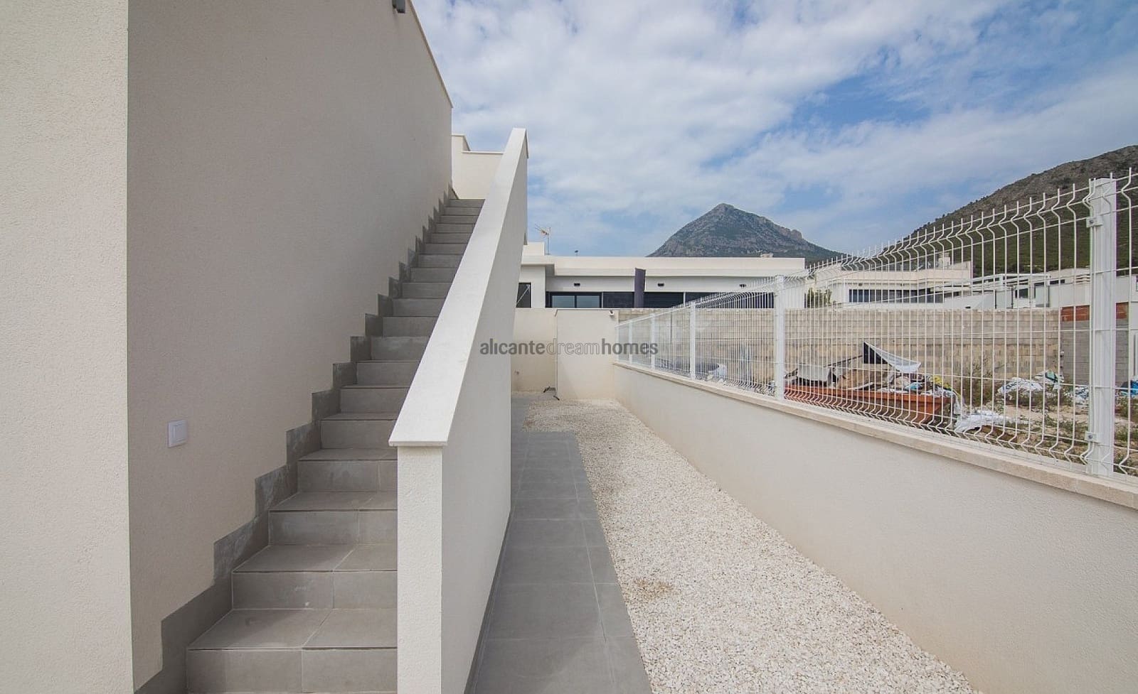 Chalet de 3 habitaciones en Polop en venta con piscina garaje - 535.700 € (Ref: 2655473)