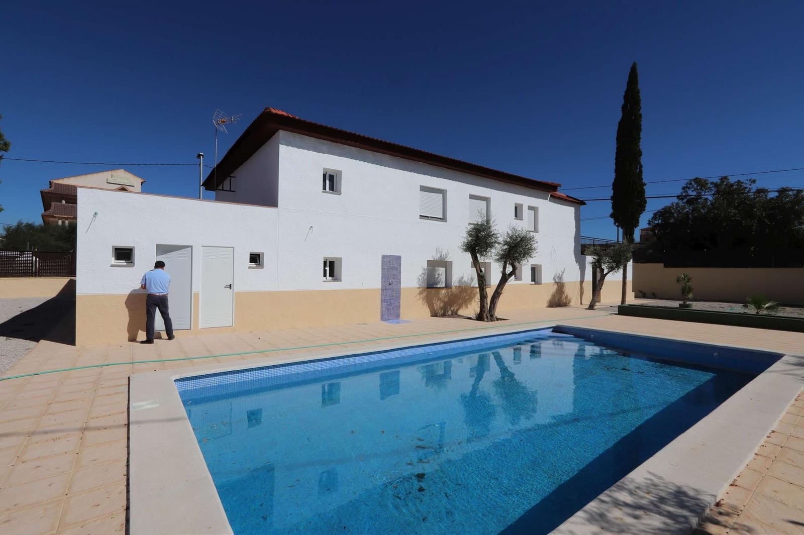 11 bedroom Commercial for sale in Fortuna with pool - € 338,995 (Ref: 3939211)