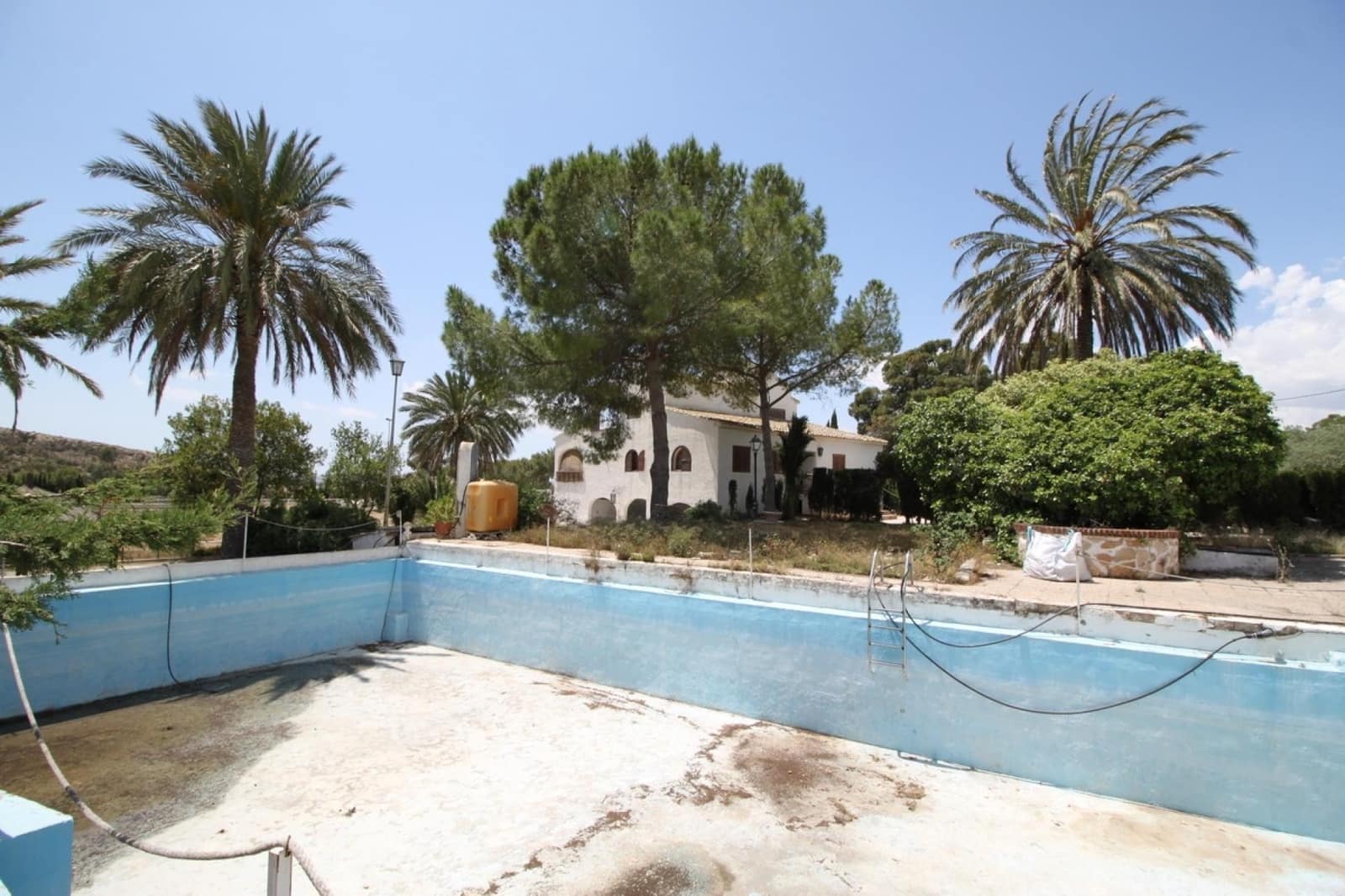 5 bedroom Villa for sale in Agost with pool garage - € 599,995 (Ref: 3990515)