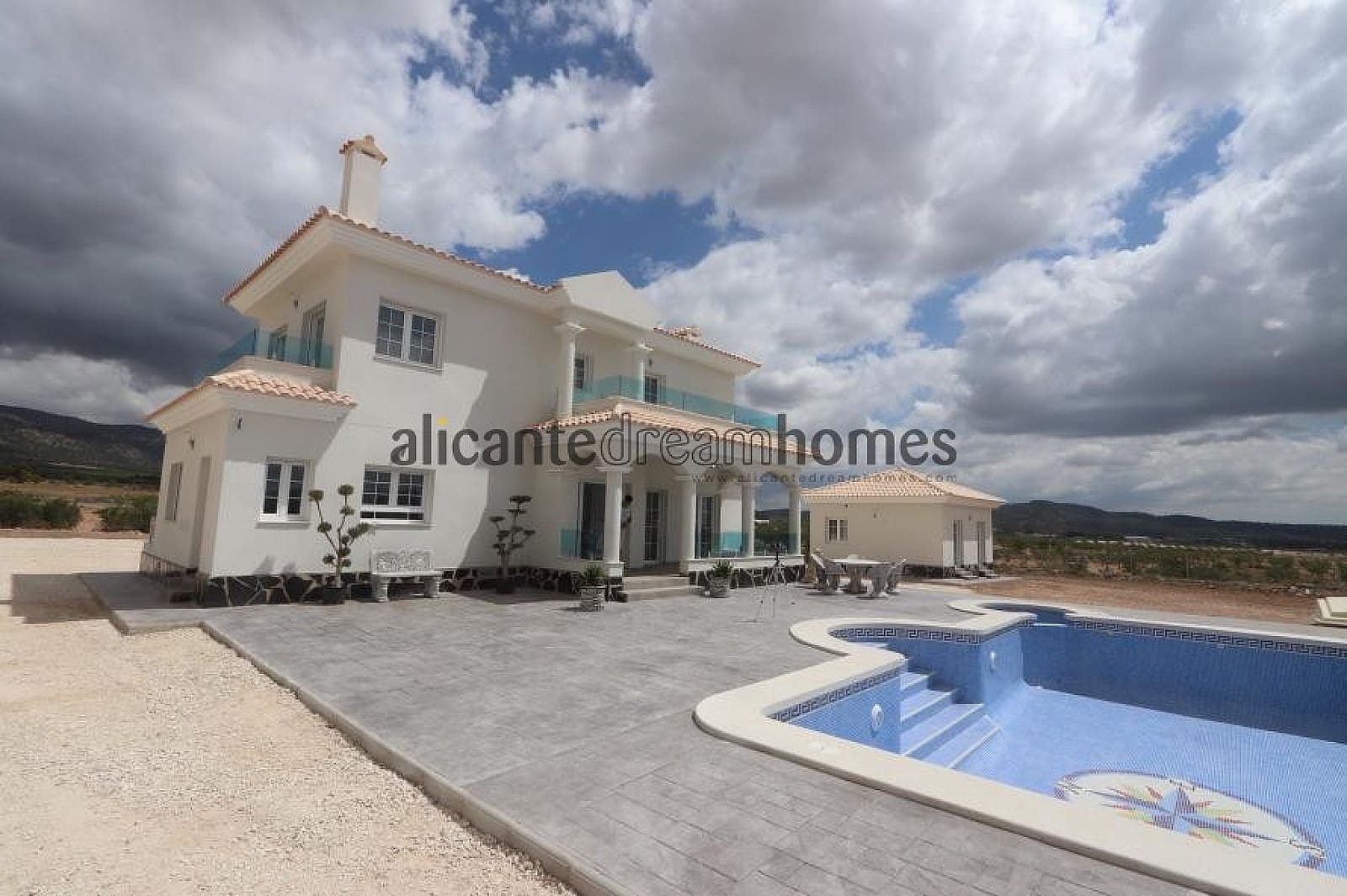 4 Zimmer Villa zu verkaufen in Pinoso mit Pool - 159.995 € (Ref: 4182886)