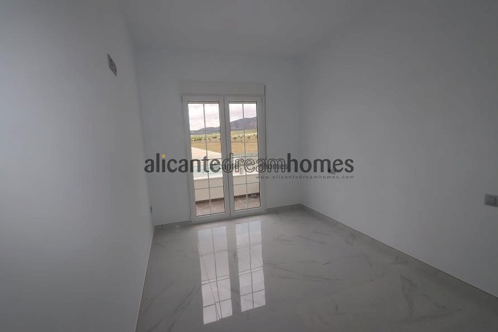 Chalet de 4 habitaciones en Pinoso en venta con piscina - 159.995 € (Ref: 4182886)