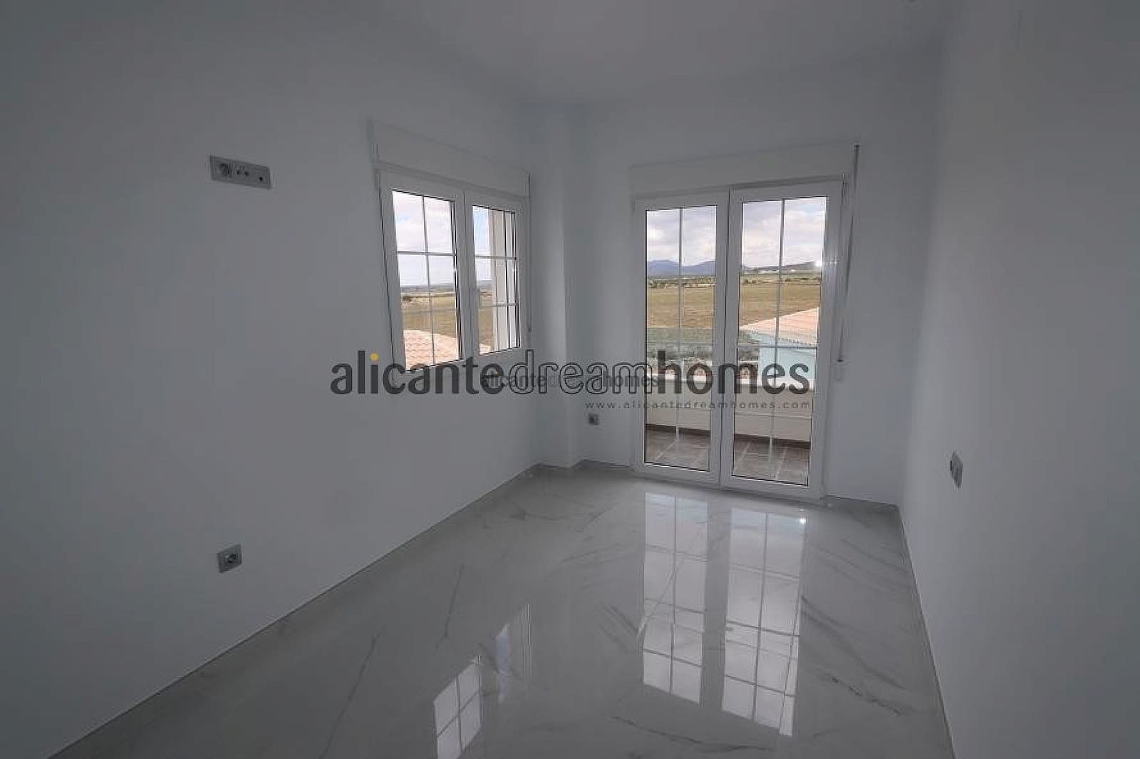 Chalet de 4 habitaciones en Pinoso en venta con piscina - 159.995 € (Ref: 4182886)