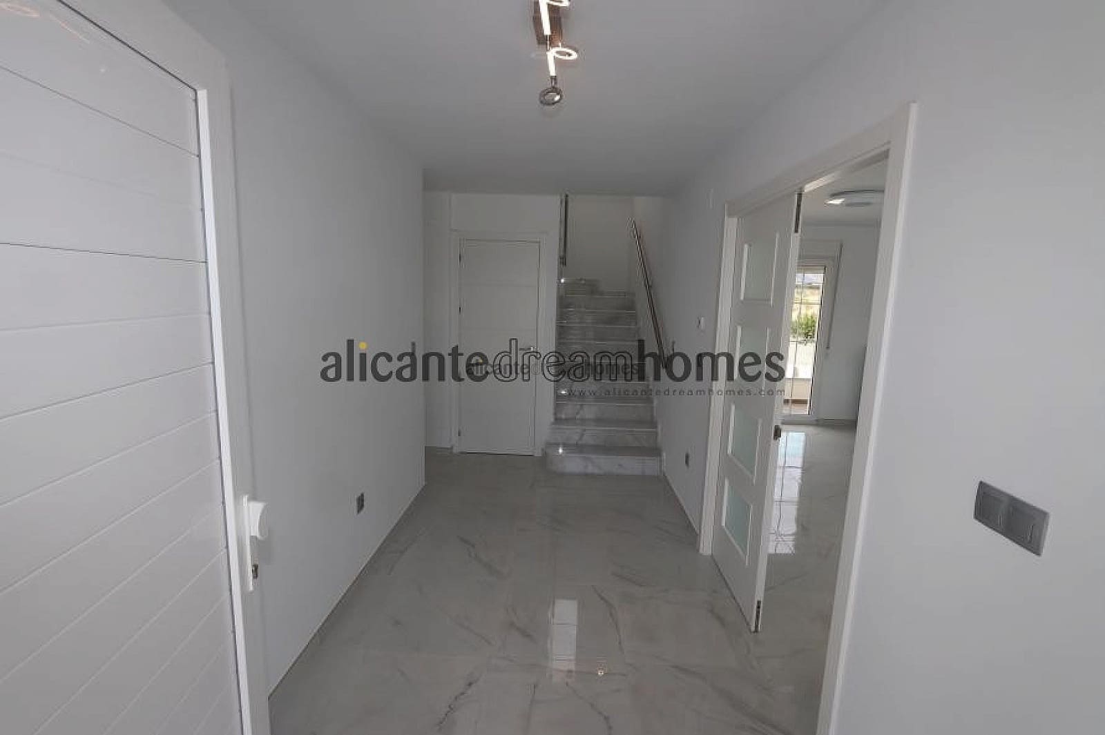 Chalet de 4 habitaciones en Pinoso en venta con piscina - 159.995 € (Ref: 4182886)
