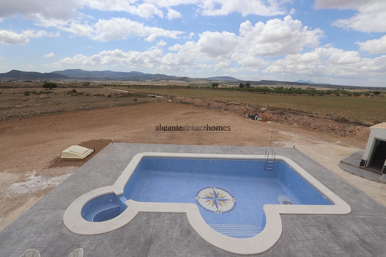 Chalet de 4 habitaciones en Pinoso en venta con piscina - 159.995 € (Ref: 4182886)