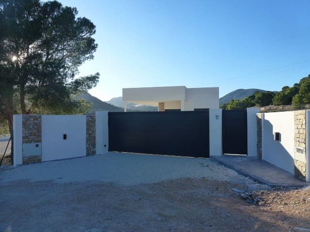 3 bedroom Villa for sale in La Romana with pool - € 399,995 (Ref: 4610842)