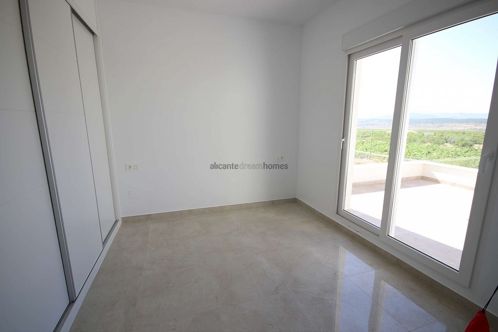 Chalet de 4 habitaciones en Pinoso en venta con piscina garaje - 491.000 € (Ref: 5077937)