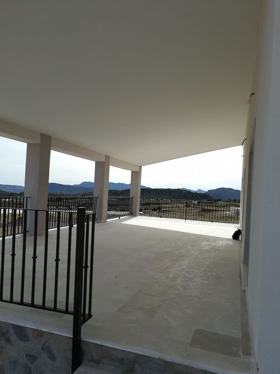 5 bedroom Villa for sale in La Romana with pool - € 405,000 (Ref: 6900838)