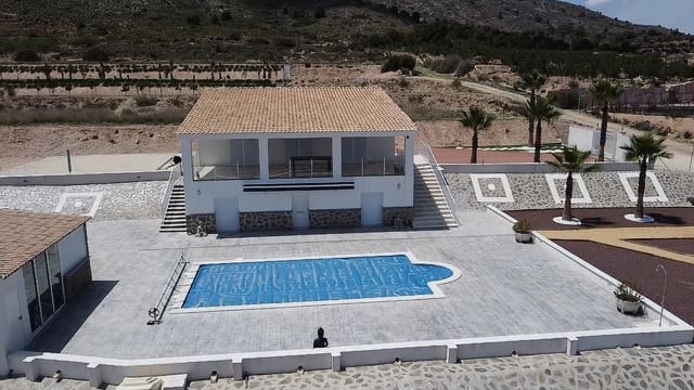 5 bedroom Villa for sale in La Romana with pool - € 405,000 (Ref: 6900838)