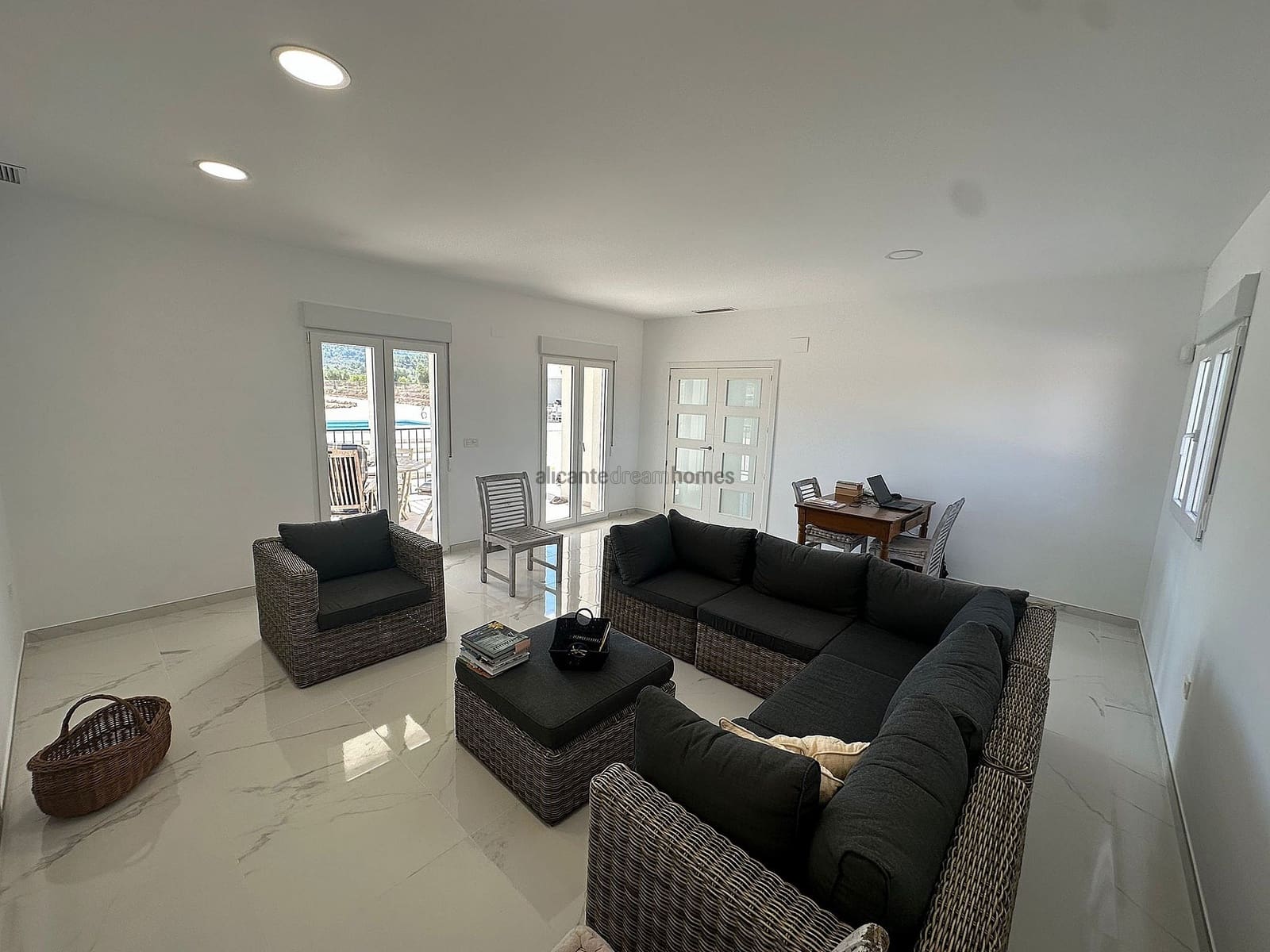 4 bedroom Villa for sale in Pinoso with pool garage - € 423,000 (Ref: 7744995)