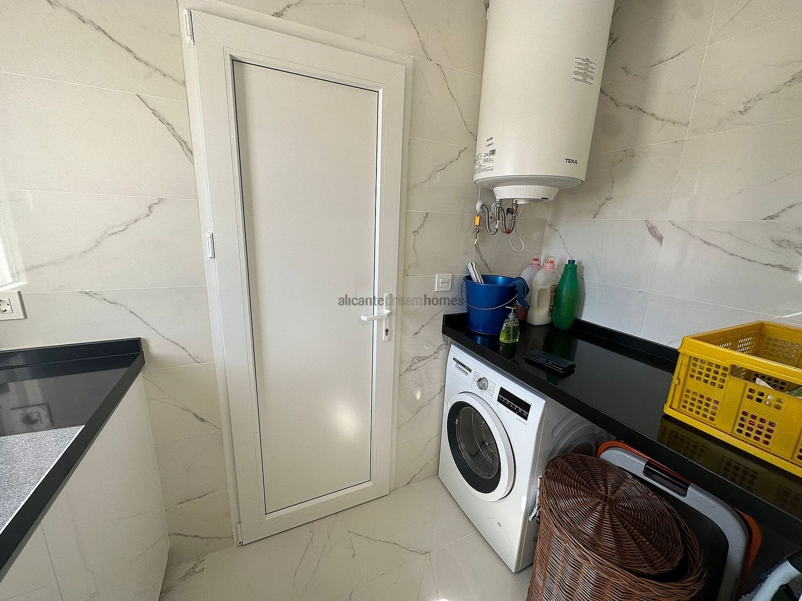 4 bedroom Villa for sale in Pinoso with pool garage - € 423,000 (Ref: 7744995)