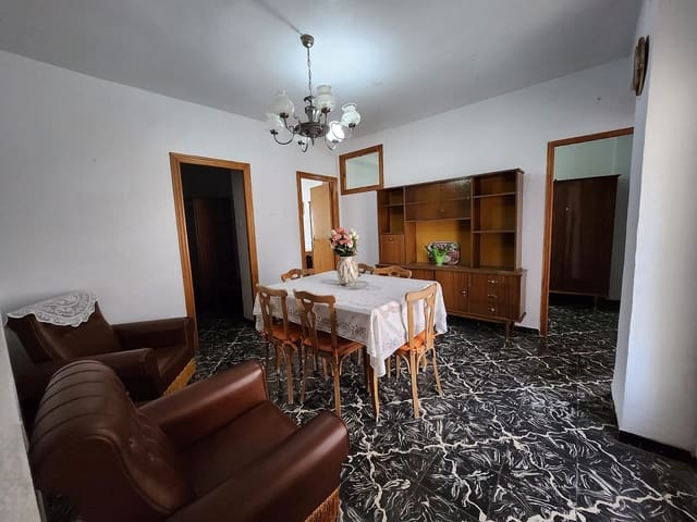 6 bedroom Townhouse for sale in Yecla with garage - € 119,500 (Ref: 7856564)