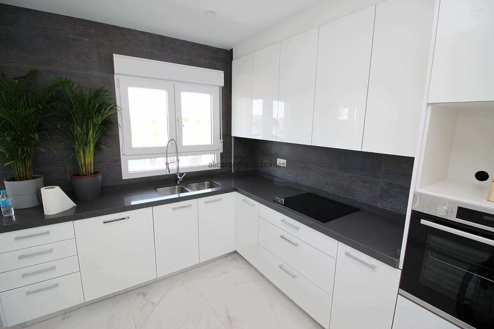 Chalet de 6 habitaciones en Pinoso en venta con garaje - 547.000 € (Ref: 8046058)