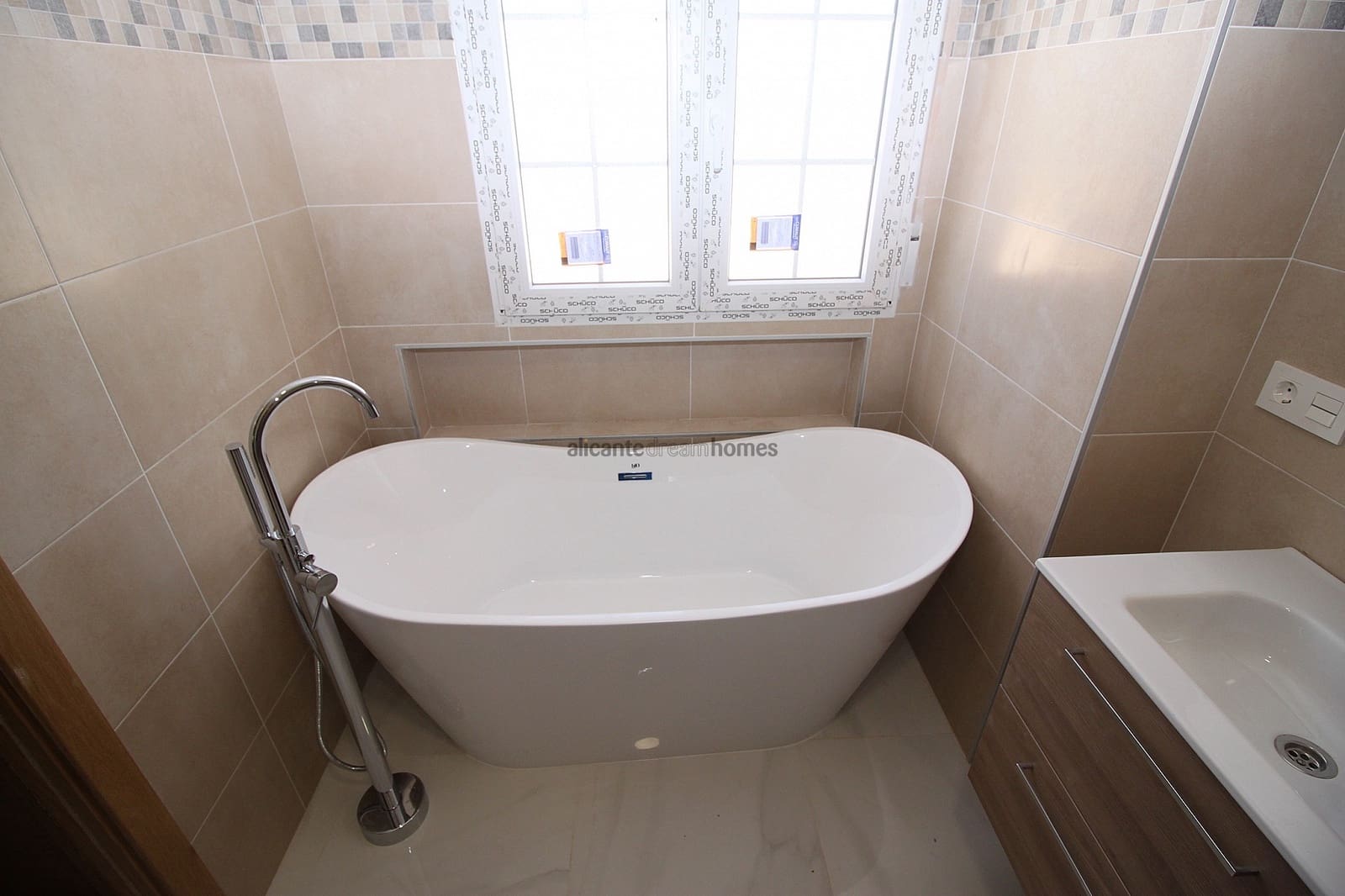 4 bedroom Villa for sale in Pinoso with pool garage - € 449,000 (Ref: 8046059)