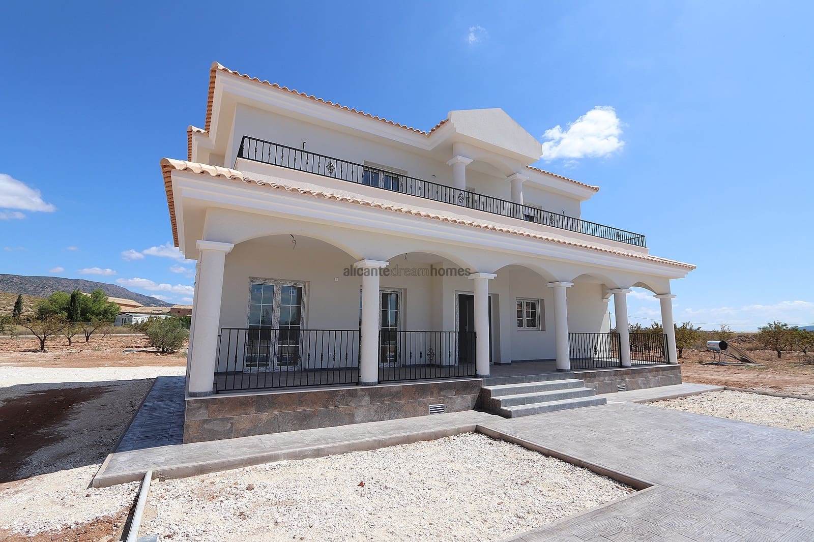 4 bedroom Villa for sale in Pinoso with pool garage - € 449,000 (Ref: 8046059)