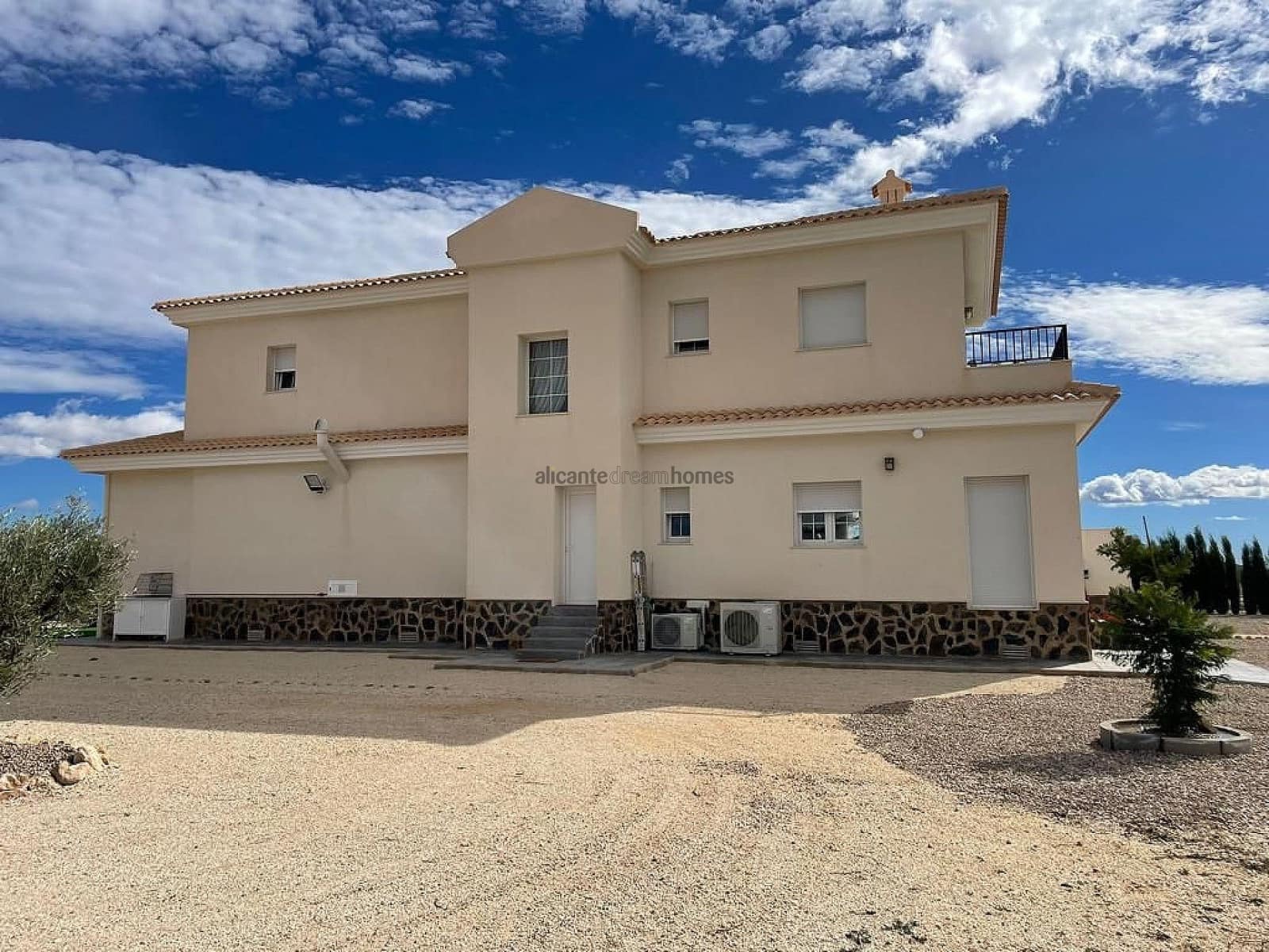 4 makuuhuone Huvila myytävänä paikassa Pinoso mukana uima-altaan 
autotalli - 611 000 € (Ref: 8046060)