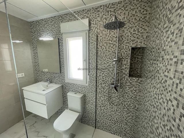 4 makuuhuone Huvila myytävänä paikassa Pinoso mukana uima-altaan 
autotalli - 611 000 € (Ref: 8046060)