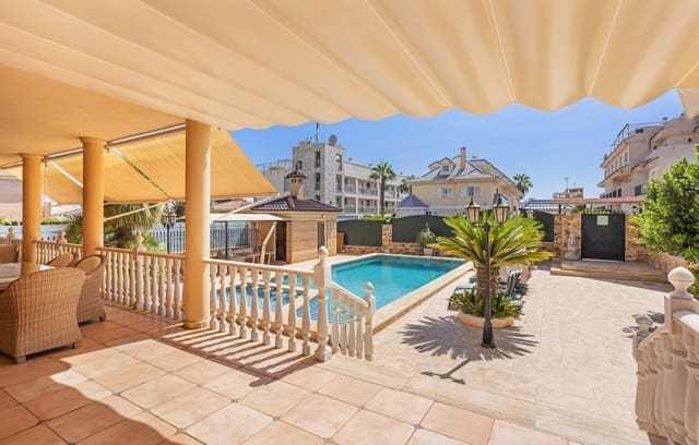 5 makuuhuone Huvila myytävänä paikassa Los Balcones - Los Altos, Torrevieja mukana uima-altaan 
autotalli - 995 000 € (Ref: 8047722)