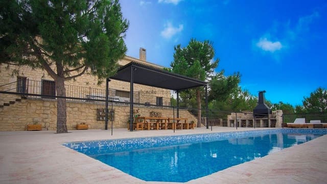 Chalet de 9 habitaciones en Biar en venta con piscina - 1.000.000 € (Ref: 8132901)