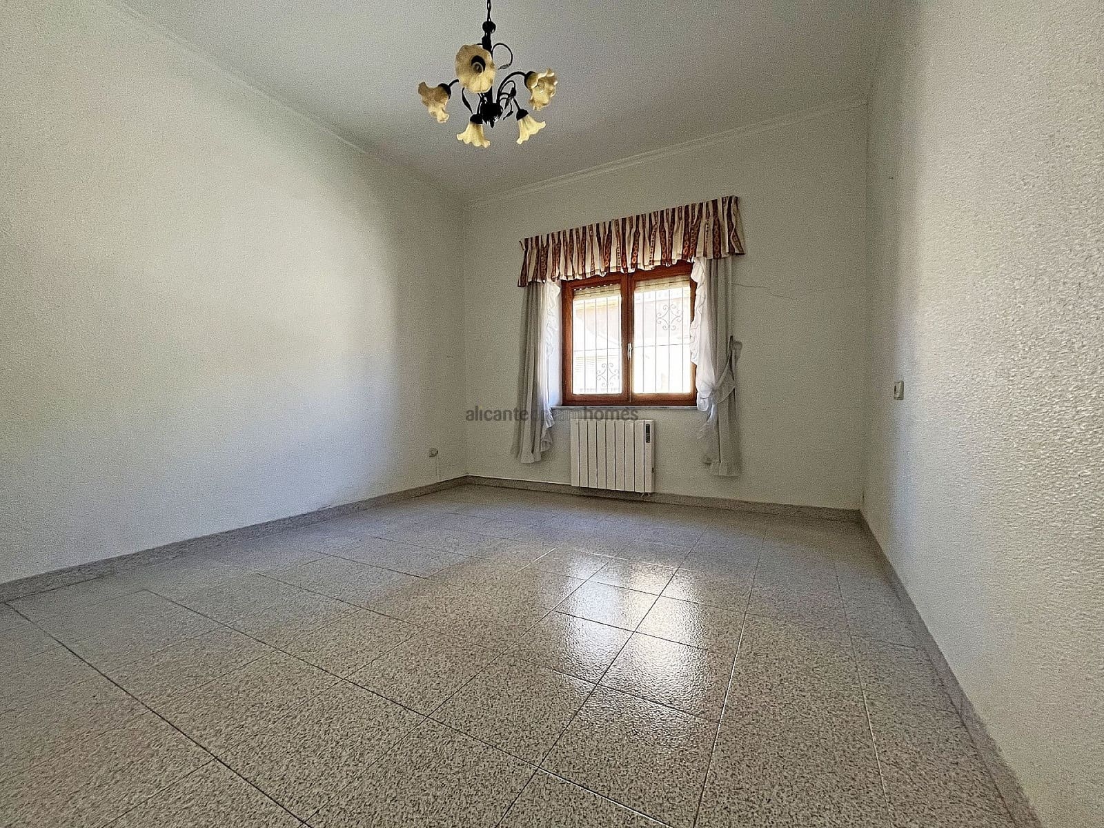 3 makuuhuone Omakotitalo myytävänä paikassa Pinoso mukana 
autotalli - 148 000 € (Ref: 8323280)