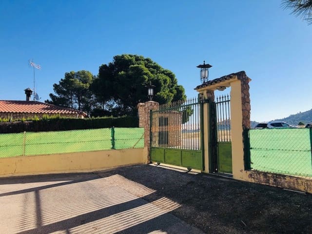 4 bedroom Finca/Country House for sale in Yecla - € 151,000 (Ref: 8552920)