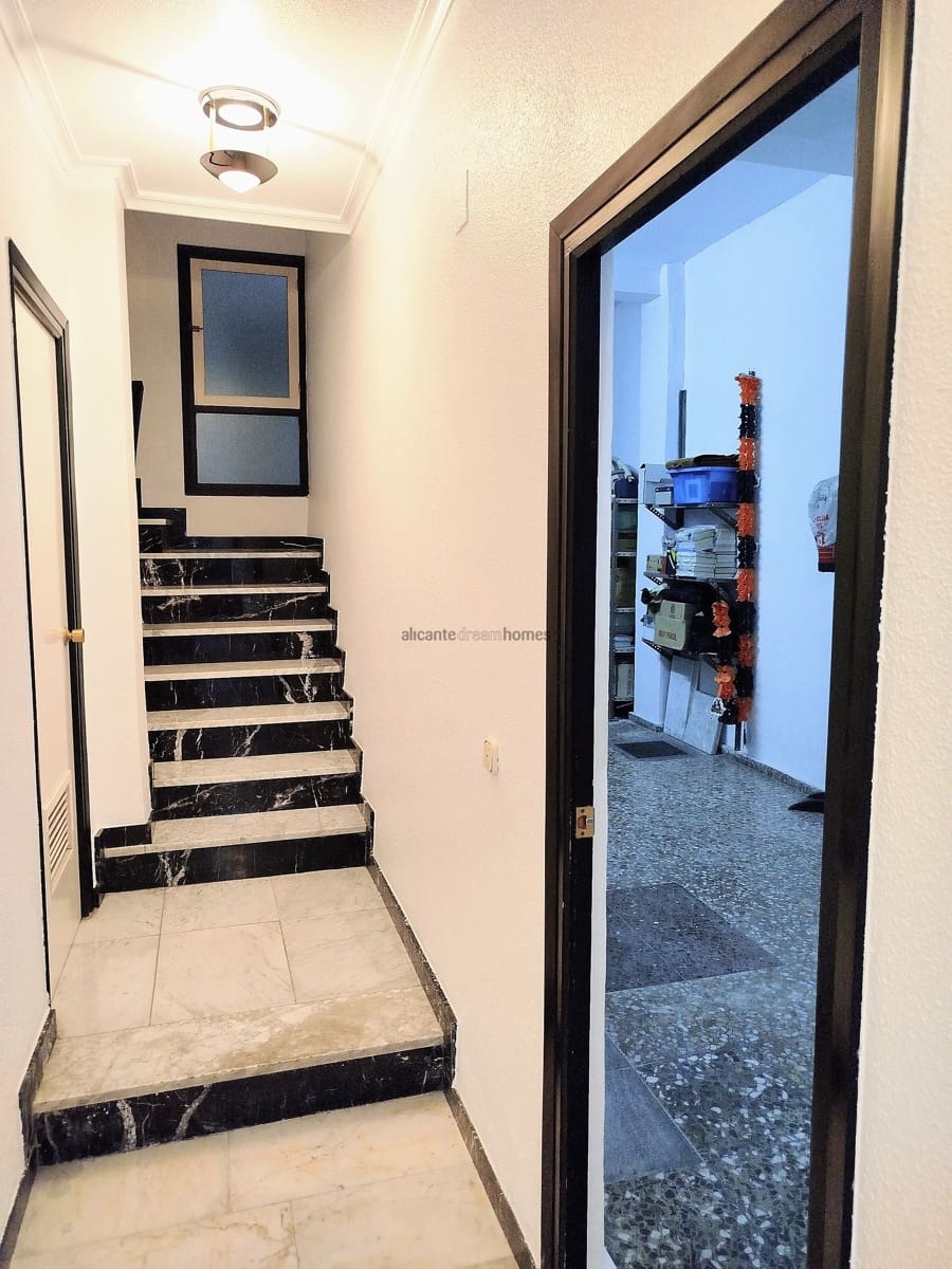 4 slaapkamer Huis te koop in Yecla met garage - € 170.000 (Ref: 8553100)