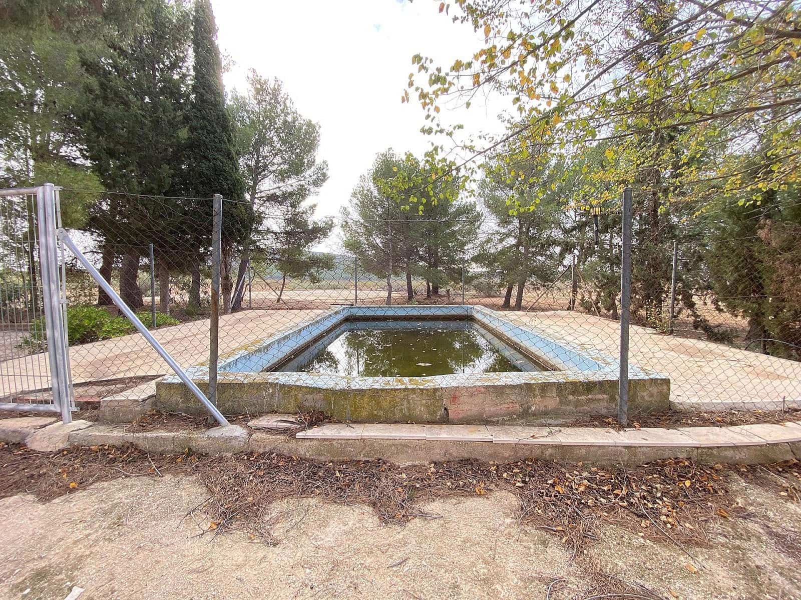 8 bedroom Finca/Country House for sale in Pinoso with pool - € 399,000 (Ref: 8669076)