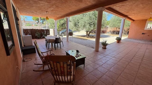 6 bedroom Villa for sale in Albatera with pool - € 329,900 (Ref: 8703245)