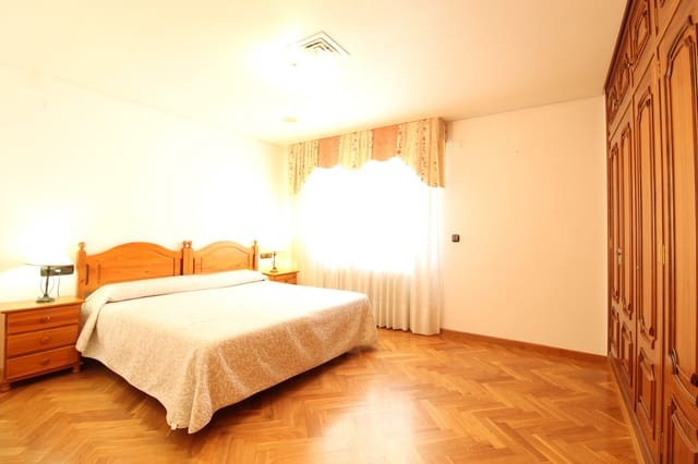 4 makuuhuone Huvila myytävänä paikassa Elda - 475 000 € (Ref: 8703718)