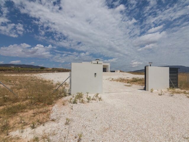 3 bedroom Villa for sale in Pinoso with pool - € 287,000 (Ref: 8703731)