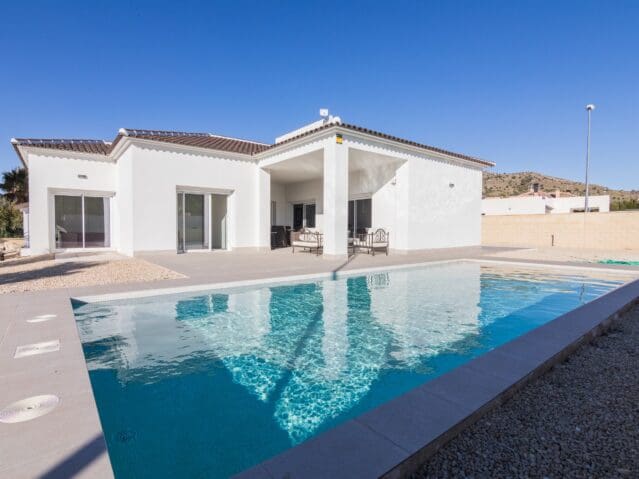 3 bedroom Villa for sale in Pinoso with pool - € 260,000 (Ref: 8703733)