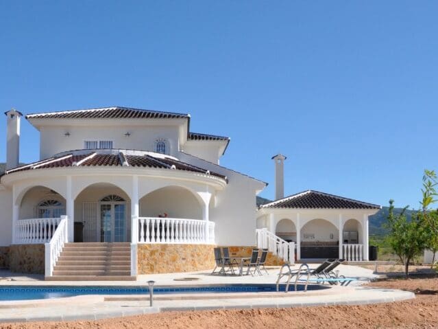 4 bedroom Villa for sale in Pinoso with pool - € 394,000 (Ref: 8703737)
