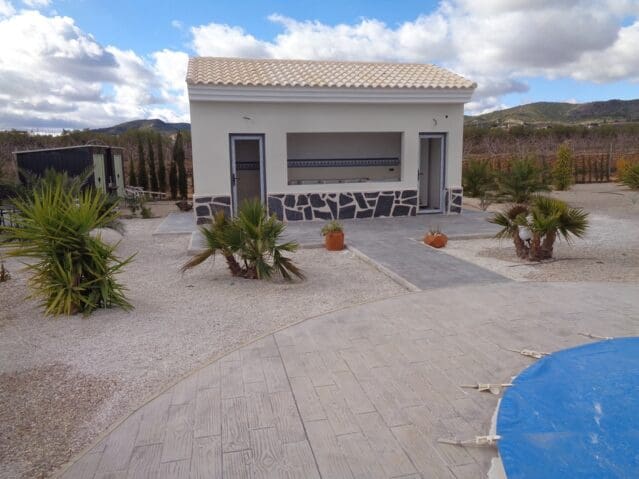 3 bedroom Villa for sale in Pinoso with pool - € 297,000 (Ref: 8703762)